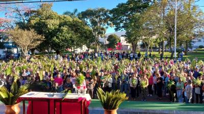 Celebração de Domingo de Ramos em Laranjeiras do Sul reuniu centenas de fiéis